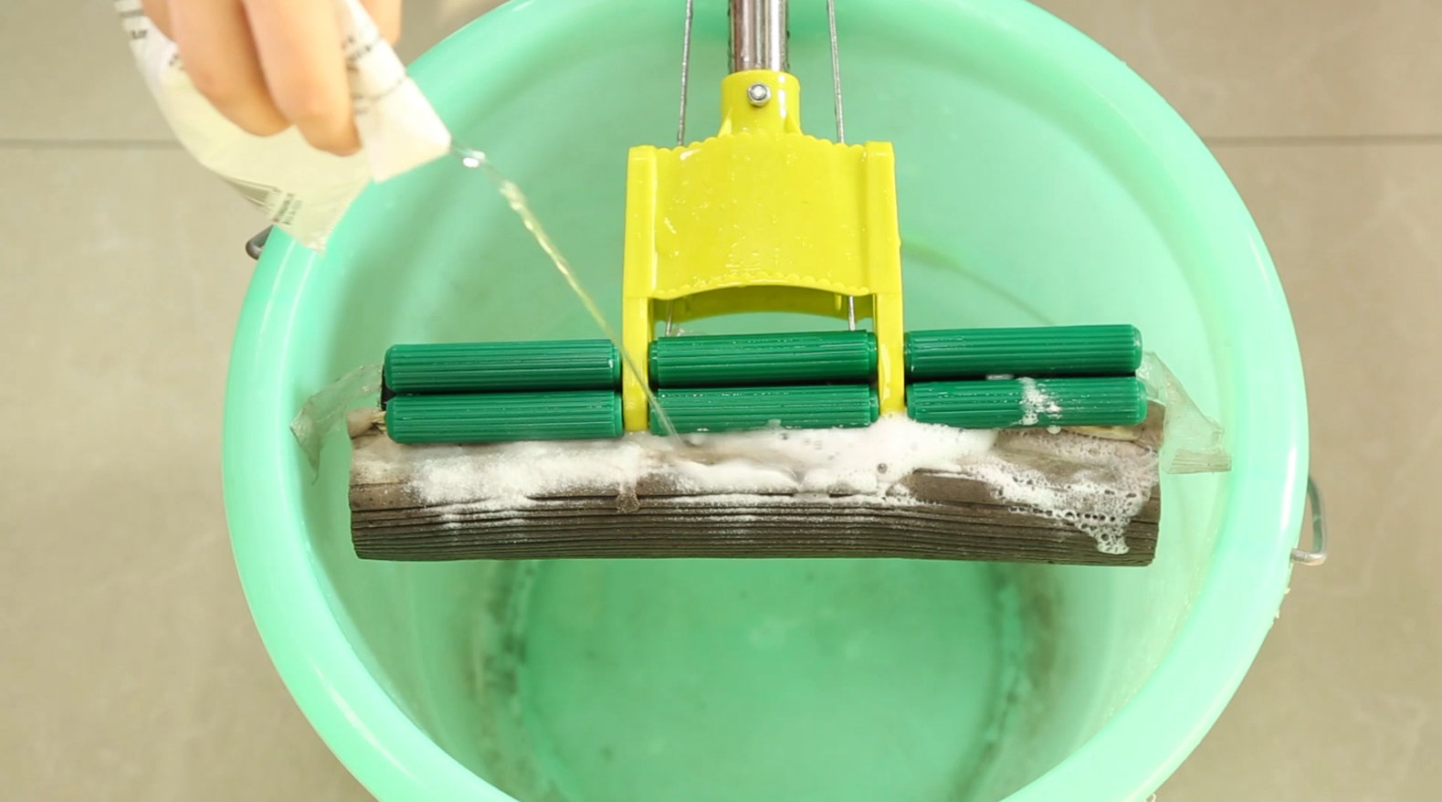 跟老家政员学一招,用它来清洗拖把,去掉油腻和脏臭