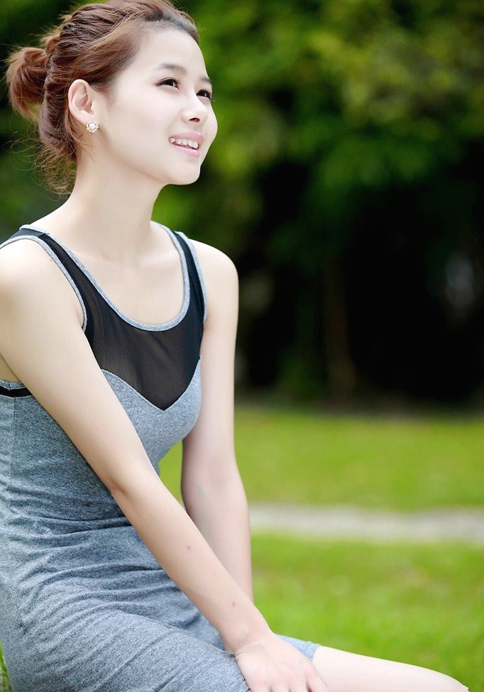 笑得多么开心的美丽少女姑娘