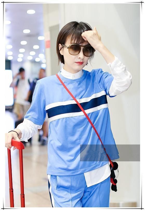 t恤竟套在衬衫外面穿,网友却赞:这效果我服