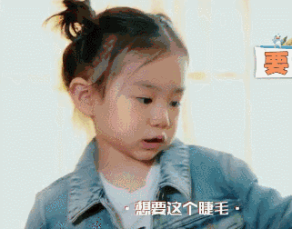 三岁的lucky变身美妆达人还不是因为遗传了戚薇的美容基因