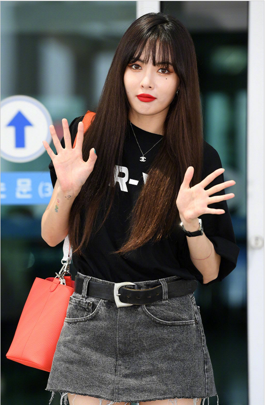 金泫雅身着黑色短袖搭配牛仔裙现身机场 长发飘逸女人味十足