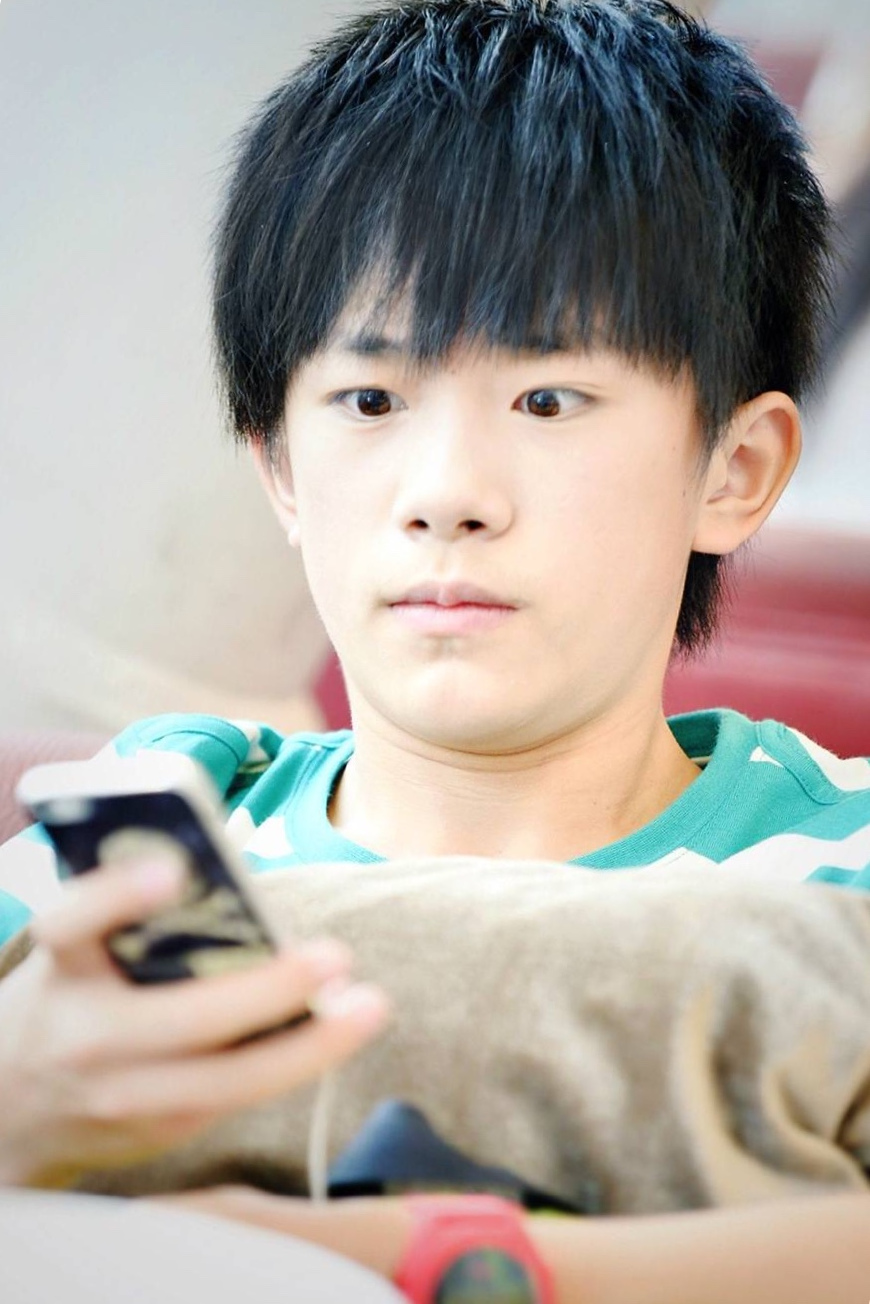 易烊千玺新剧光头造型,狂拽酷炫霸中竟然还有一丝丝可爱