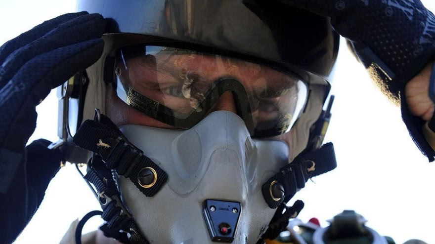 为何战机在地面滑行,飞行员也要佩戴氧气面罩?答案出乎大家预料