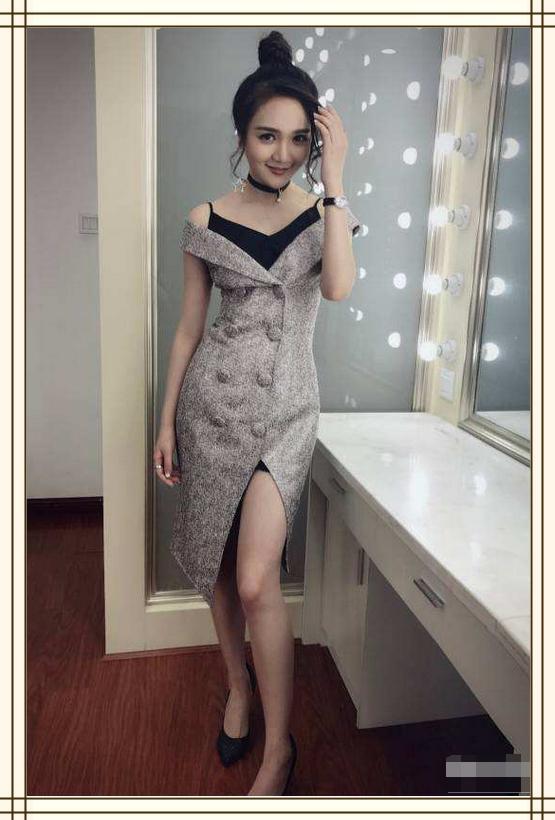 靳梦佳真敢穿!超短裙下面搭配喇叭裤,网友:她这时尚我不懂