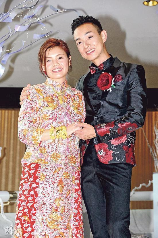 他与丑妻相恋15年,因一句"祖国万岁"被封杀,网友留言戳中泪点|梁烈唯