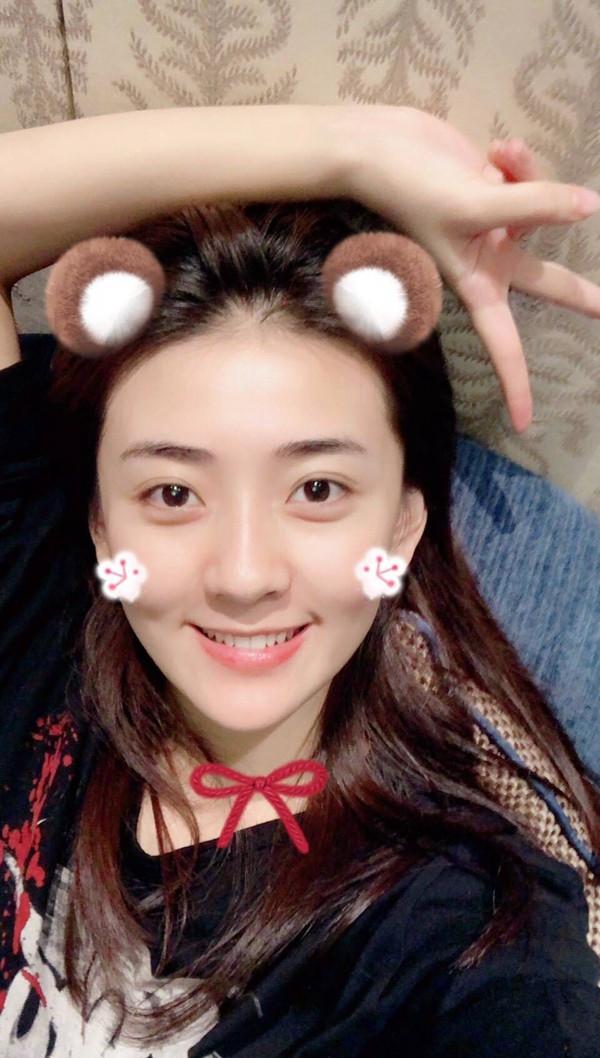 梁洁对着镜头噘嘴卖萌,比出剪刀手,满满的少女气息扑面而来!