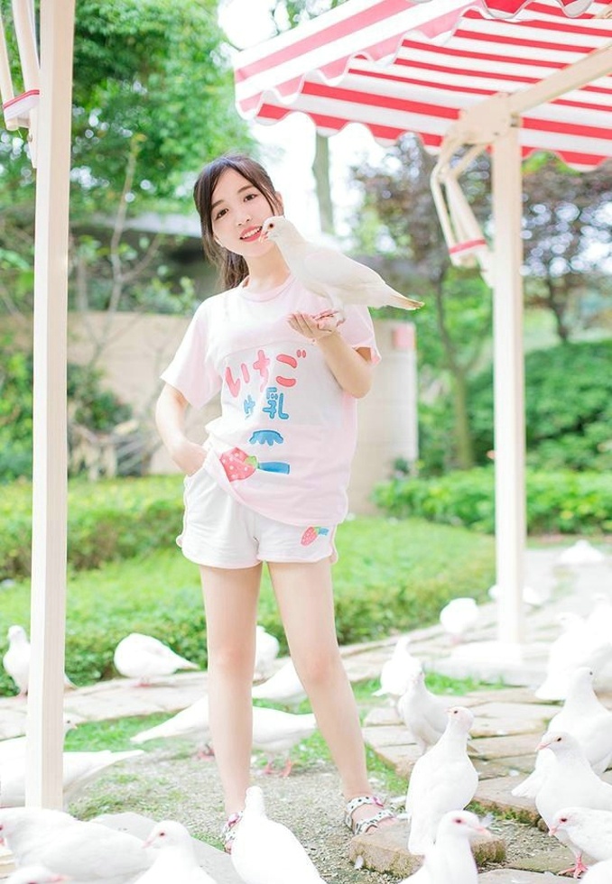 浑身散发青春气息清丽脱俗小姑娘大汗淋漓清纯甜美可爱户外写真