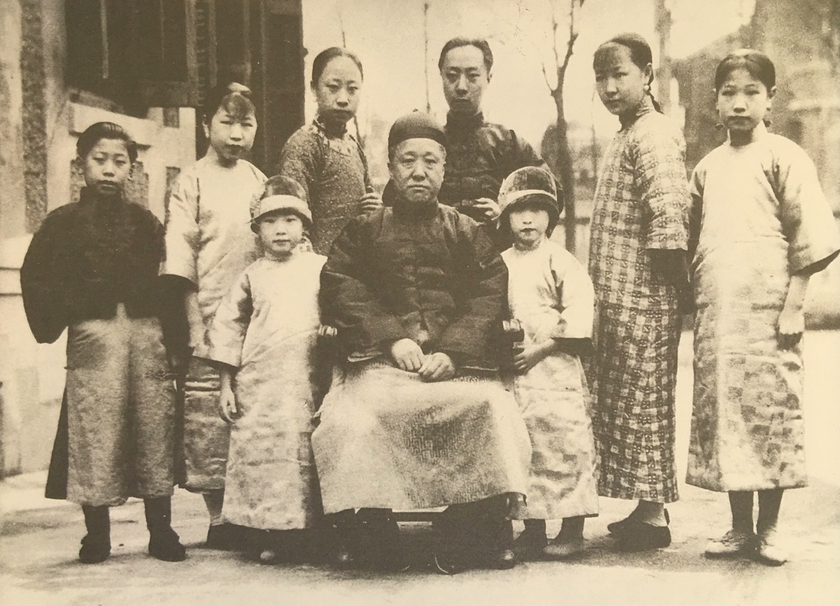 这是一个王爷和他的子女,他的右后是一个他的妾,周围几位都是他的子女