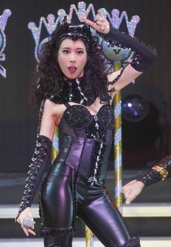 48岁莫文蔚演唱会穿透视装大秀身材如28岁少女容颜不老