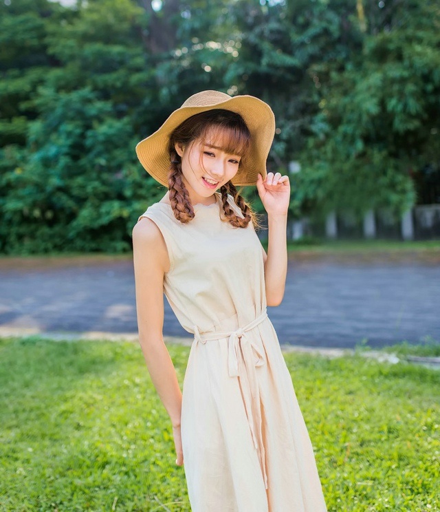 街头麻花辫美女朴素连衣裙头戴草帽小清新写真集 @微相册