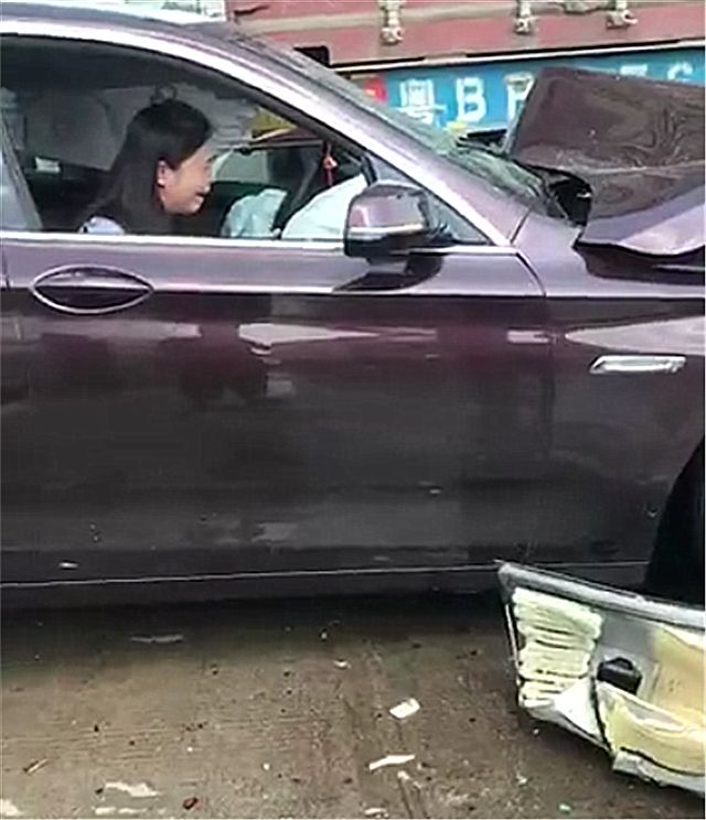 深圳一女司机开36万宝马撞货车,又遭客车追尾,车主只顾着哭!