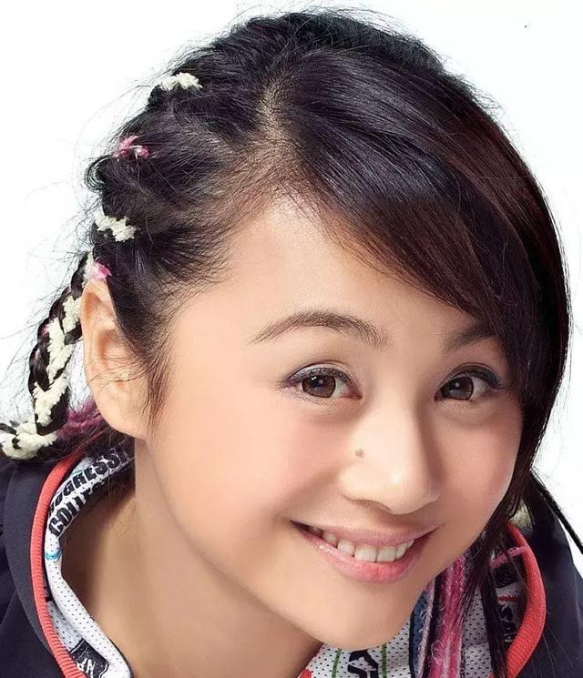 甜美,古灵精怪,大眼睛,当然还有鼻子上的那颗痣