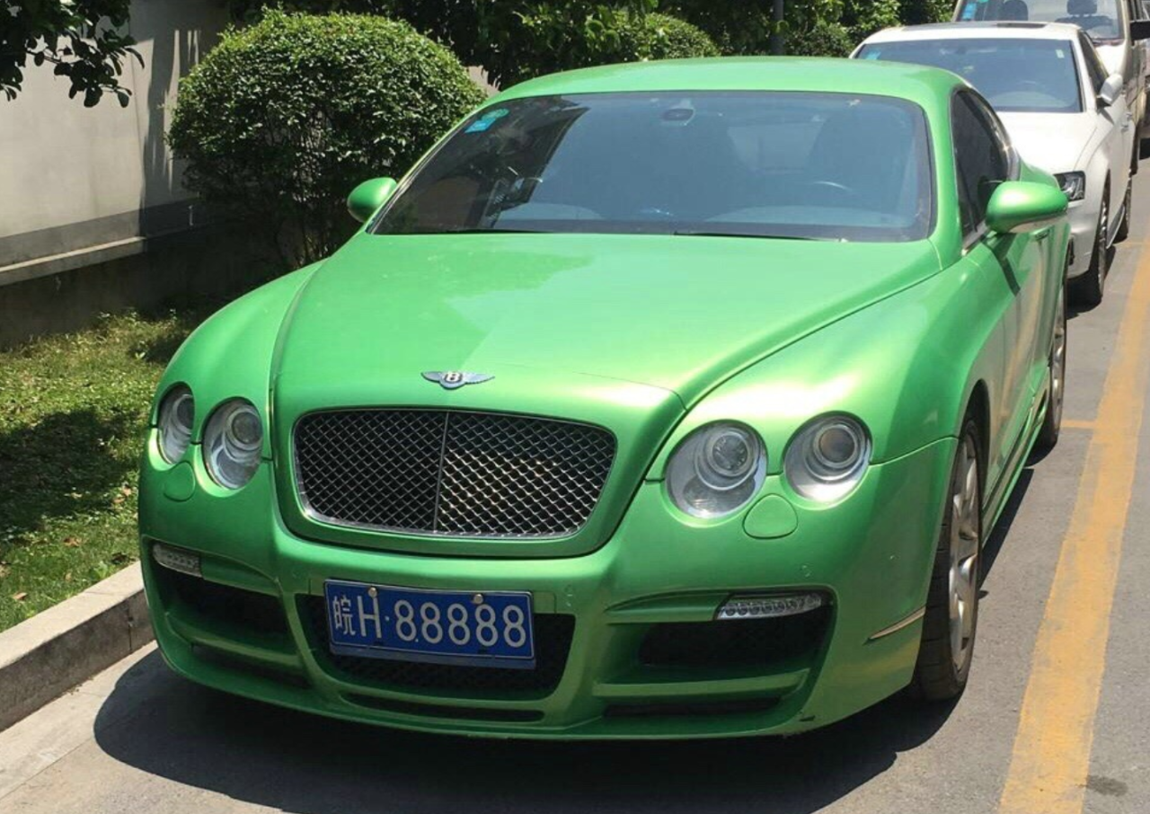 大陆8块天价车牌,167万的挂面包车上,车主开着它卖烧烤