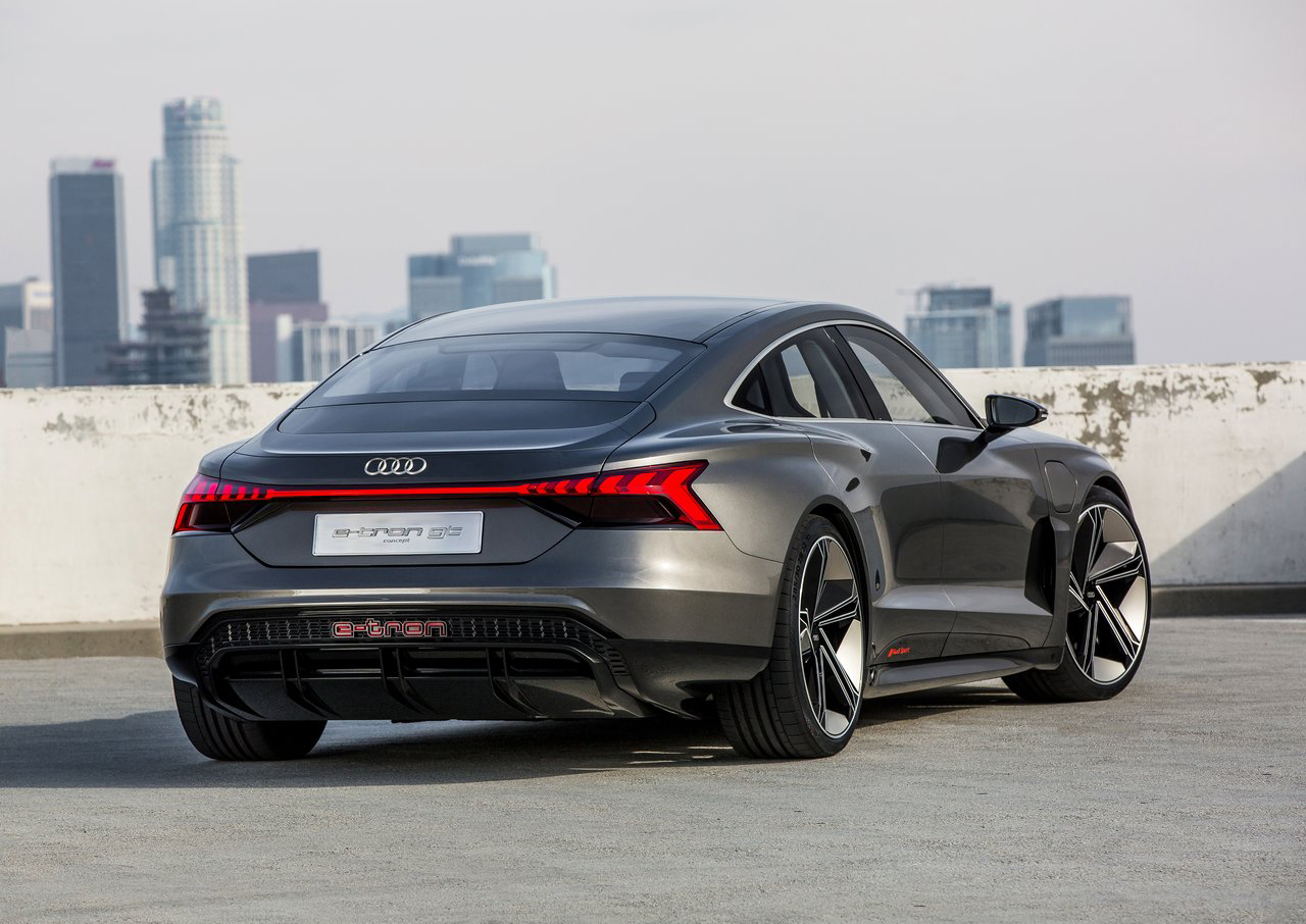 车身的侧面采用了轿跑车型的设计元素,看起来有点a5的影子存在,但是