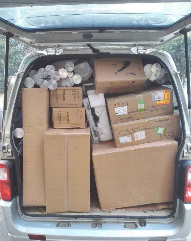 五菱面包车将最后一排座位折叠起来运输货物,会罚款吗?