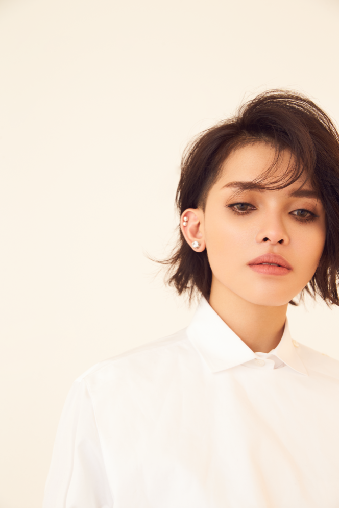 kz谭定安最新写真大片质感足 多套look格调清新自然