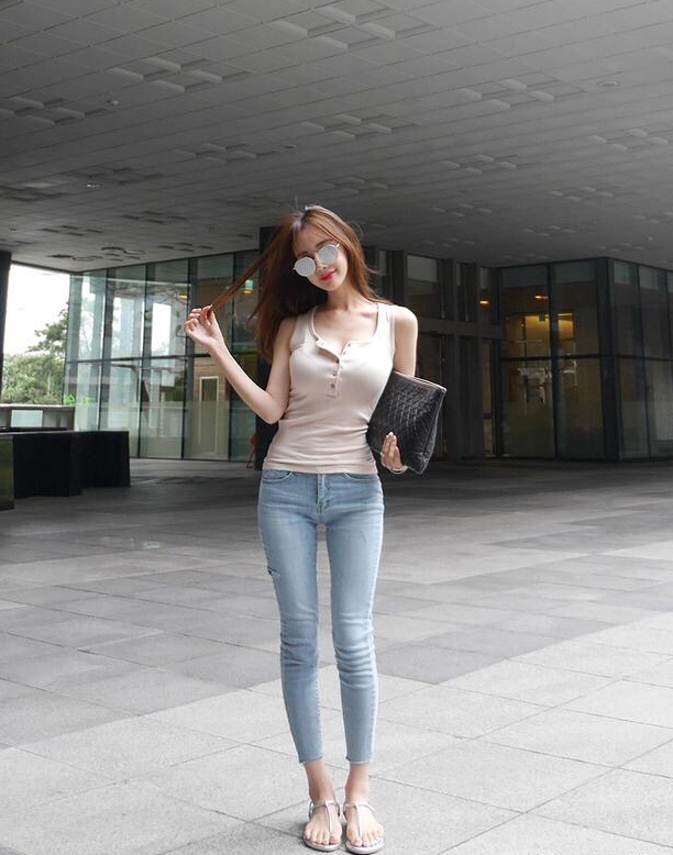 周末逛街可以选择金惠美这样的穿着无袖打底衫搭配紧身牛仔裤