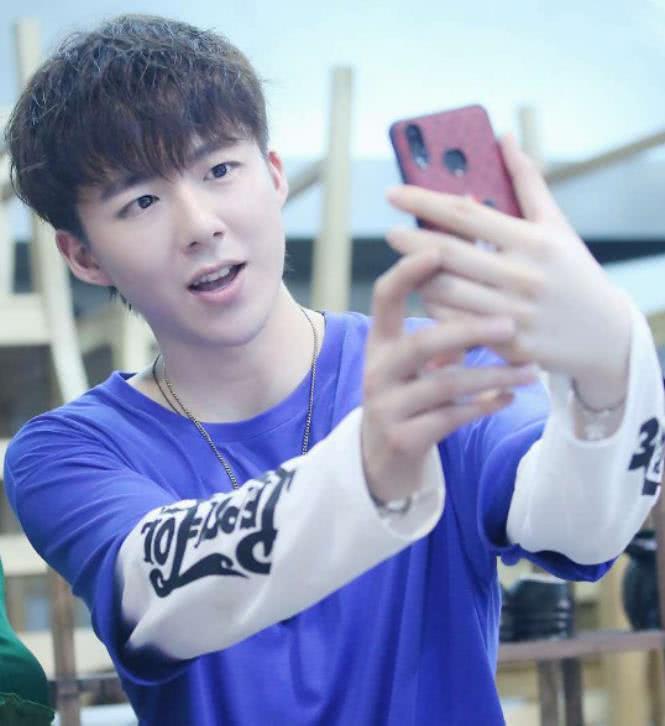 她一首歌赚了500万后,如今又一首歌在抖音走红,网友:神曲!