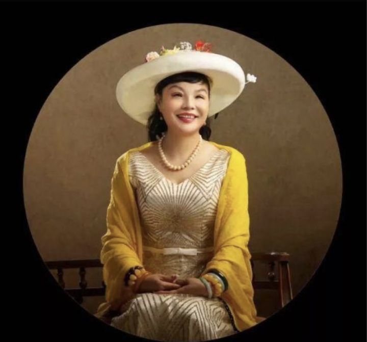 (图片来源网络 灵光花仙子照片) 网络随便一搜,都可以搜出其出席各种