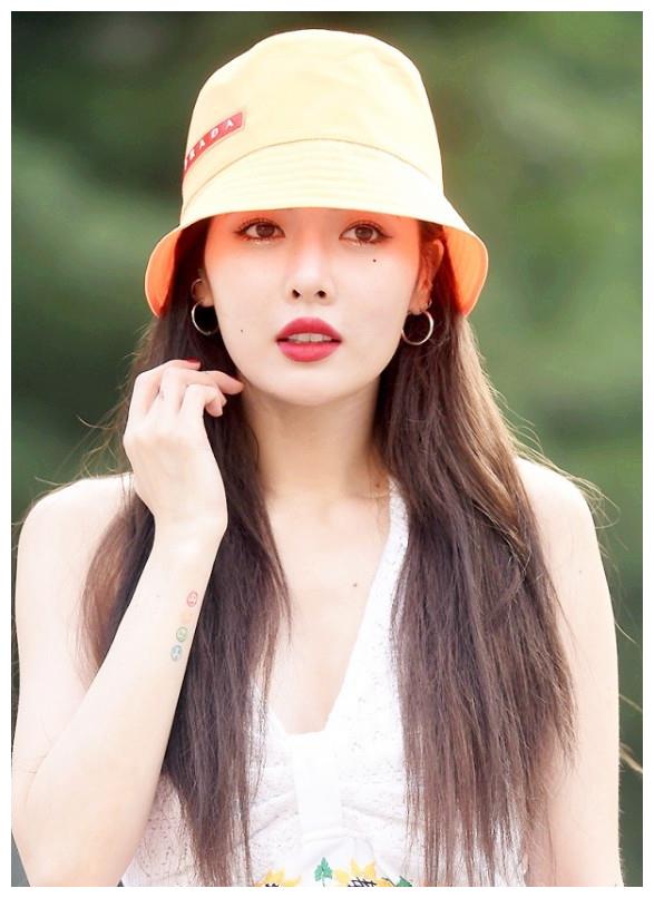 泫雅低调现身白色连衣裙尽显小清新转过身去美的移不开眼睛