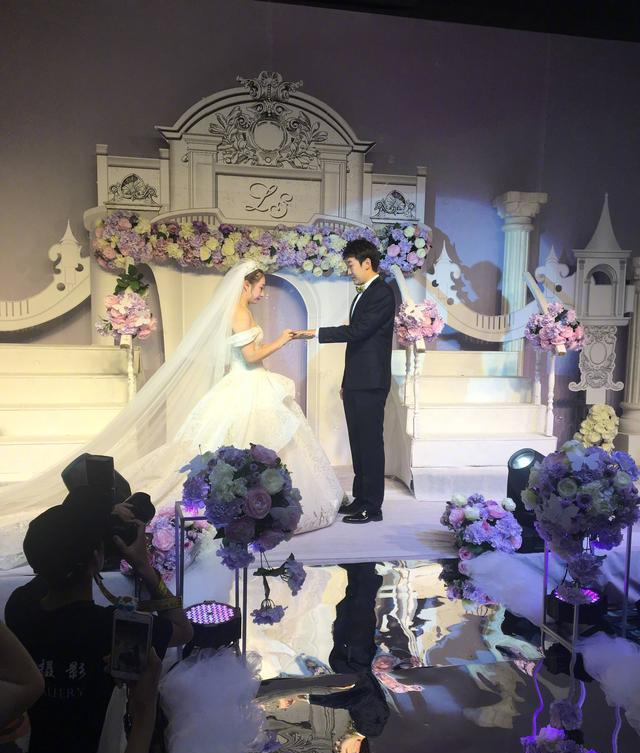 丁宁现身盛丹的丹婚礼,自称娘家人衷心送祝福!