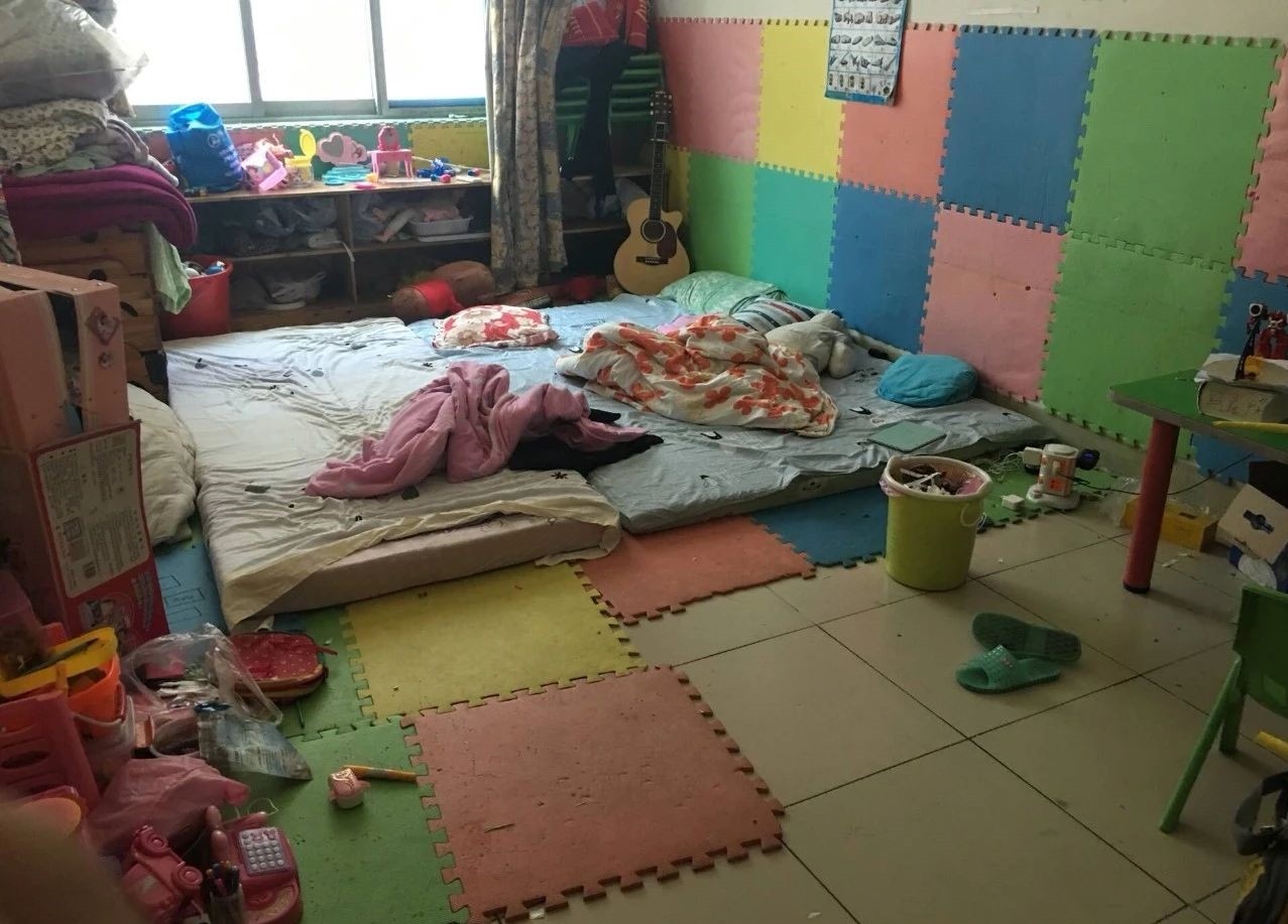 居民区办补习班存隐患 一张桌挤了6个娃被查_新浪看点