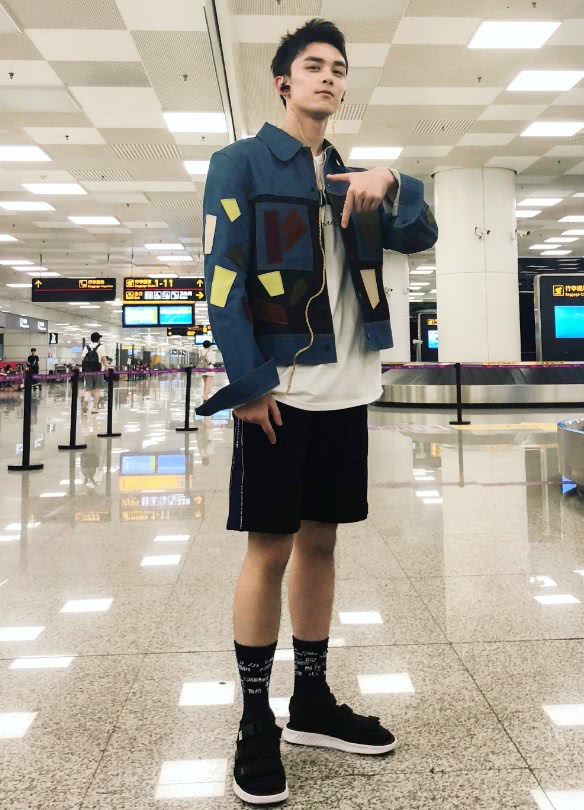 吴磊亮相把白衬衣和领结穿出了服务生的既视感该换服装师了