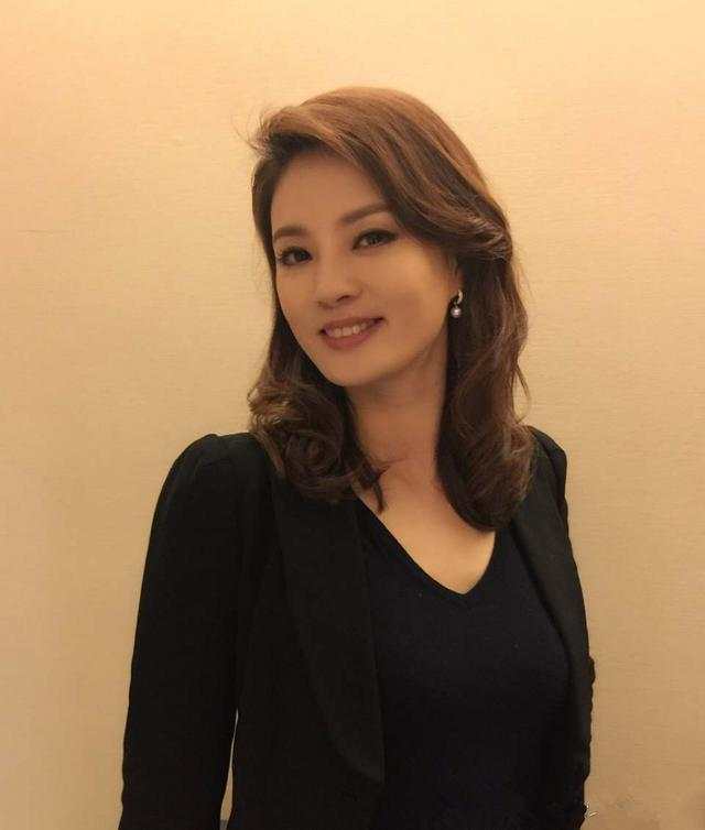 央视著名主持人, 因前男友事业一落千丈, 如今已消失在春晚舞台