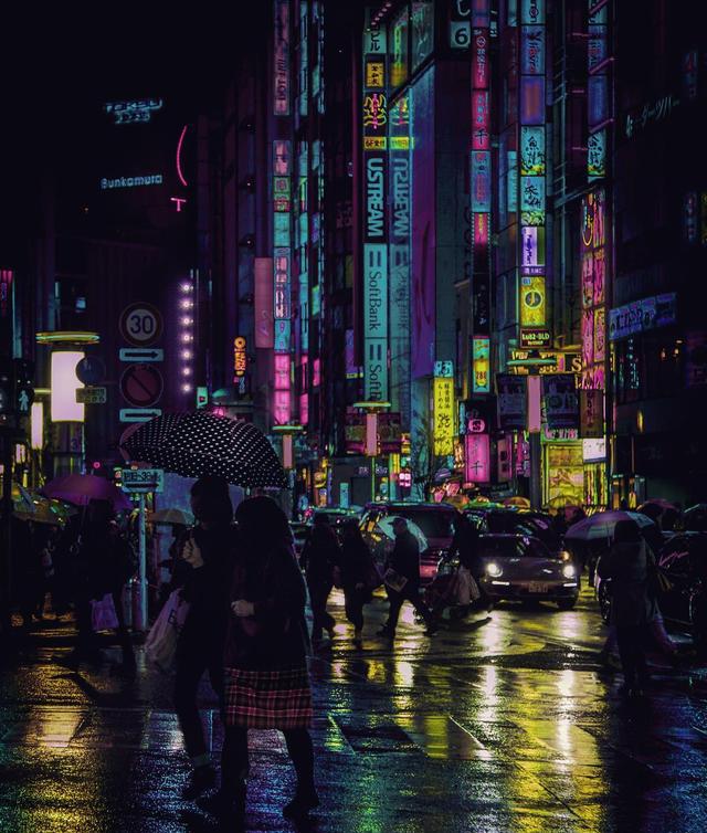 魅力与欲望——东京街头夜晚的霓虹灯