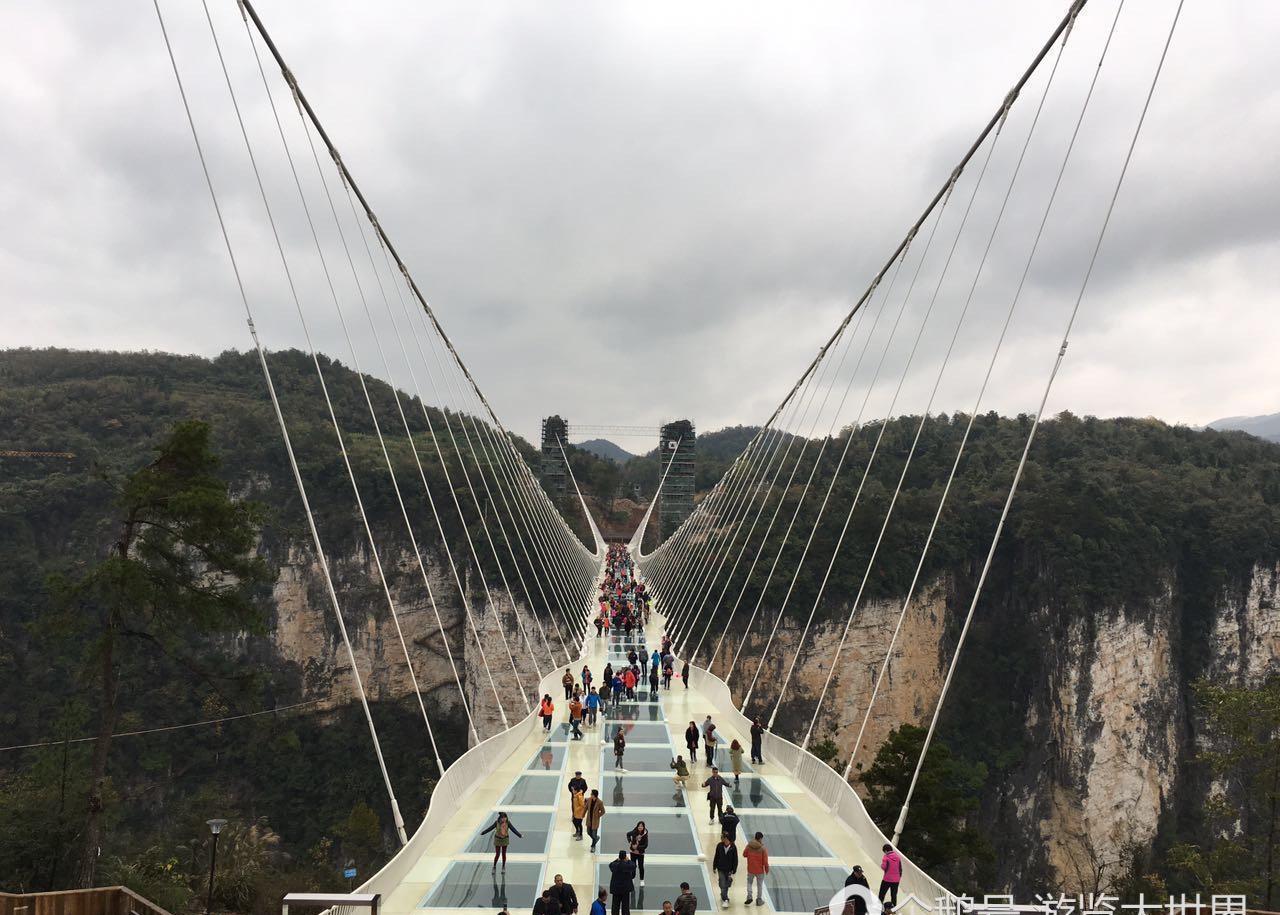 玻璃栈道给人带来的刺激震撼感可与举世闻名的美国大峡谷玻璃走廊"