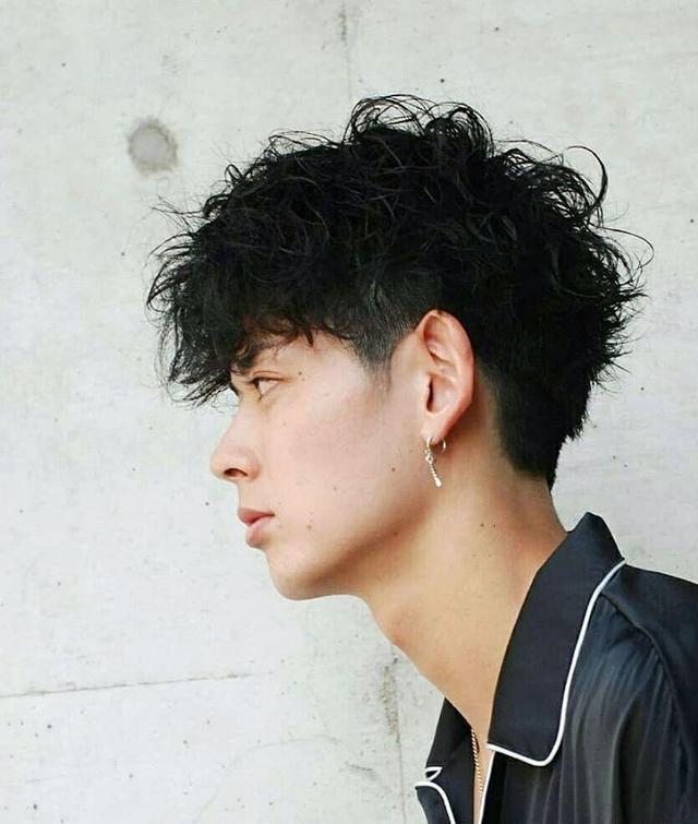 男生长发烫一烫流行又时尚