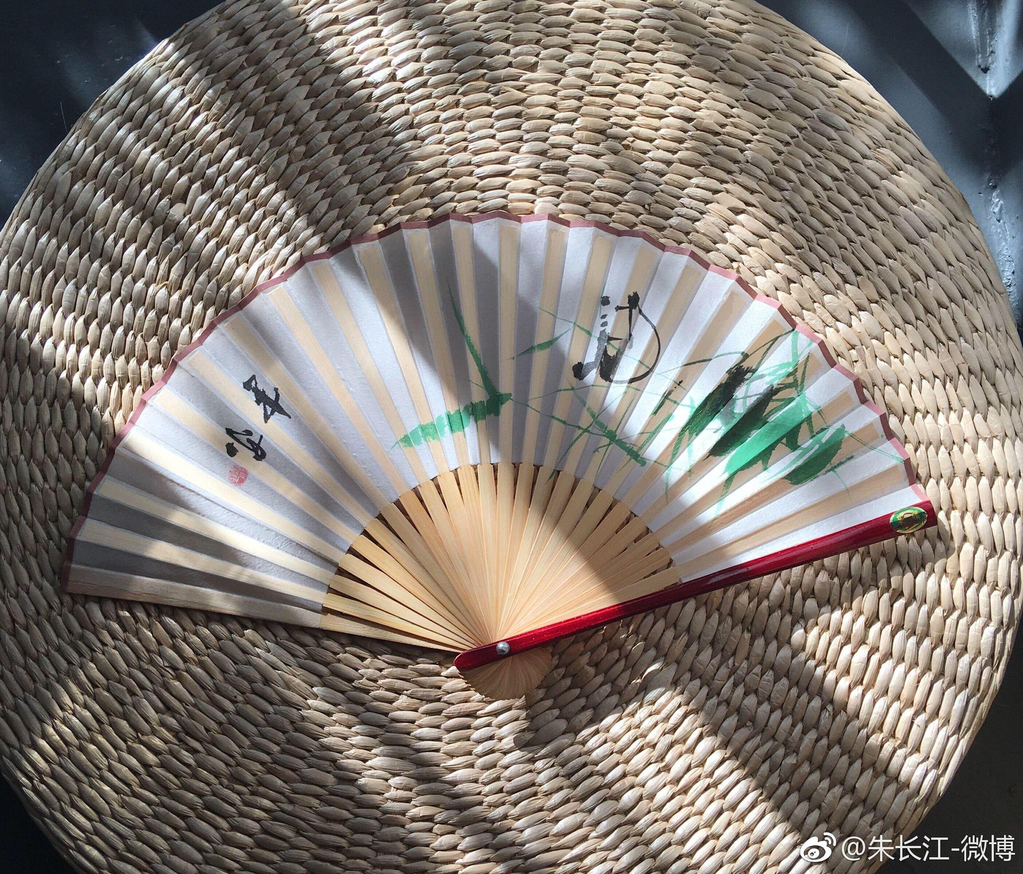 重庆开州三绝之一香稠扇,传统手工艺制作,以药物和香料熏煮