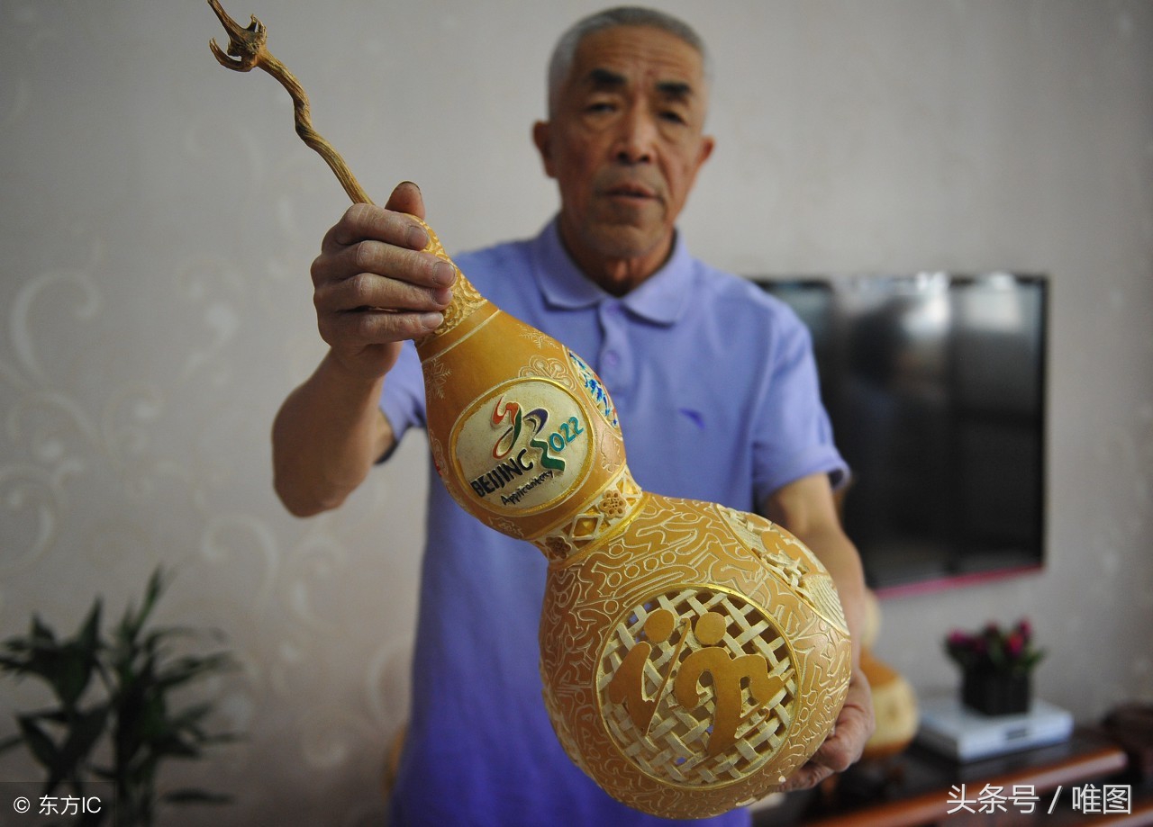 六旬老人在葫芦上雕刻图案,还创造出一套难度较高的镂空浮雕技法