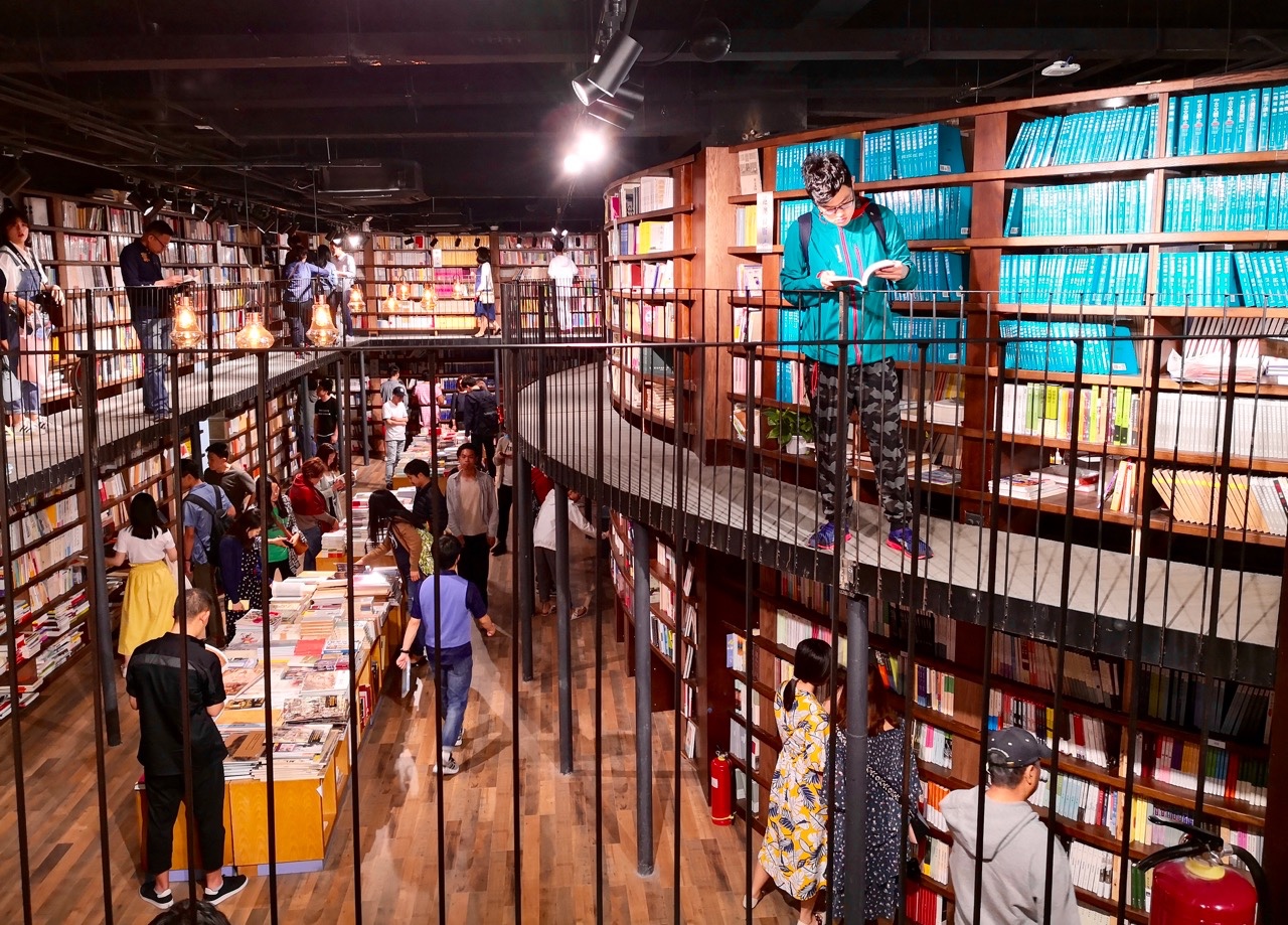 瑟图| 书山行旅,感受三联韬奋书店三里屯店的魅力