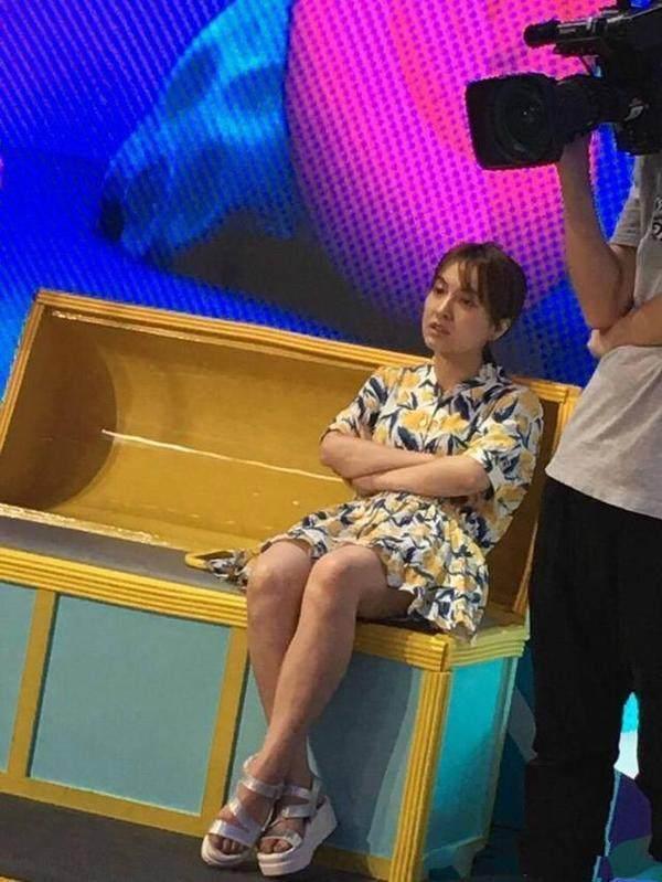 女星坐姿pk宋茜霸气唐嫣堪称教科书杨幂却被吐槽没素质