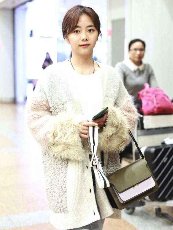 28岁谭松韵八字空气刘海配超大耳环网友脸真小