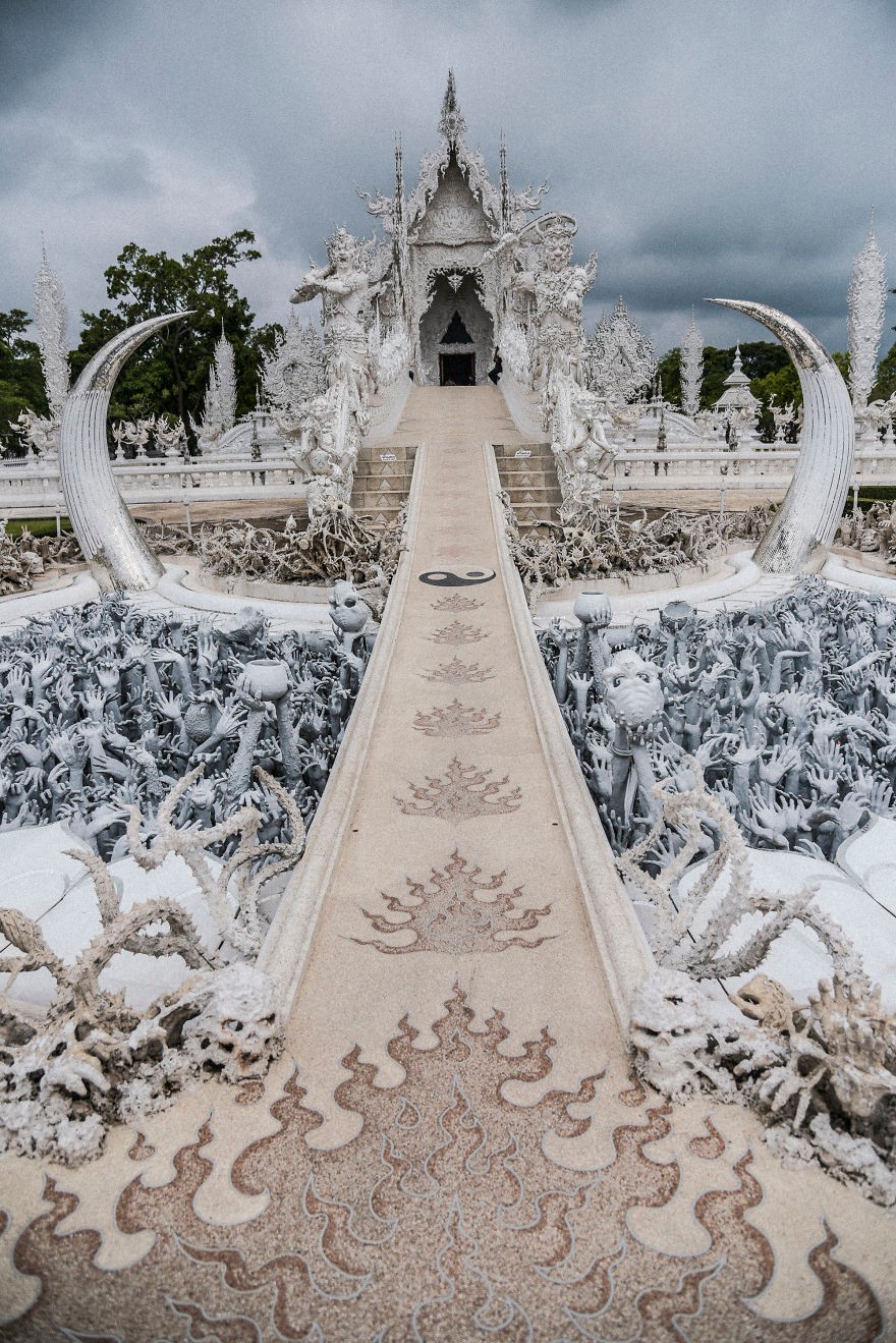 这是泰国最有名的寺庙之一:里面还有钢铁侠和金刚狼