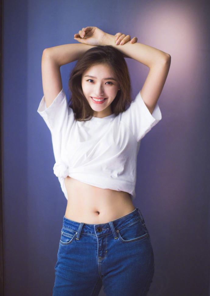 没有马甲线也照样美翻你! 拥有初恋脸的林允, 大方演绎"少女肚"