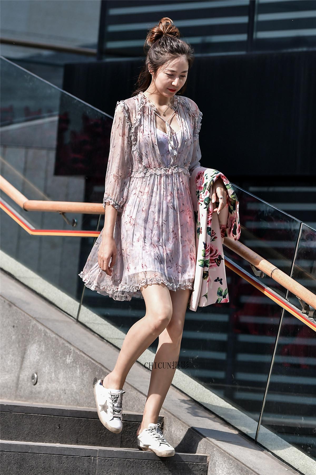 街拍:梳丸子头的姑娘,显得时尚优雅有气质