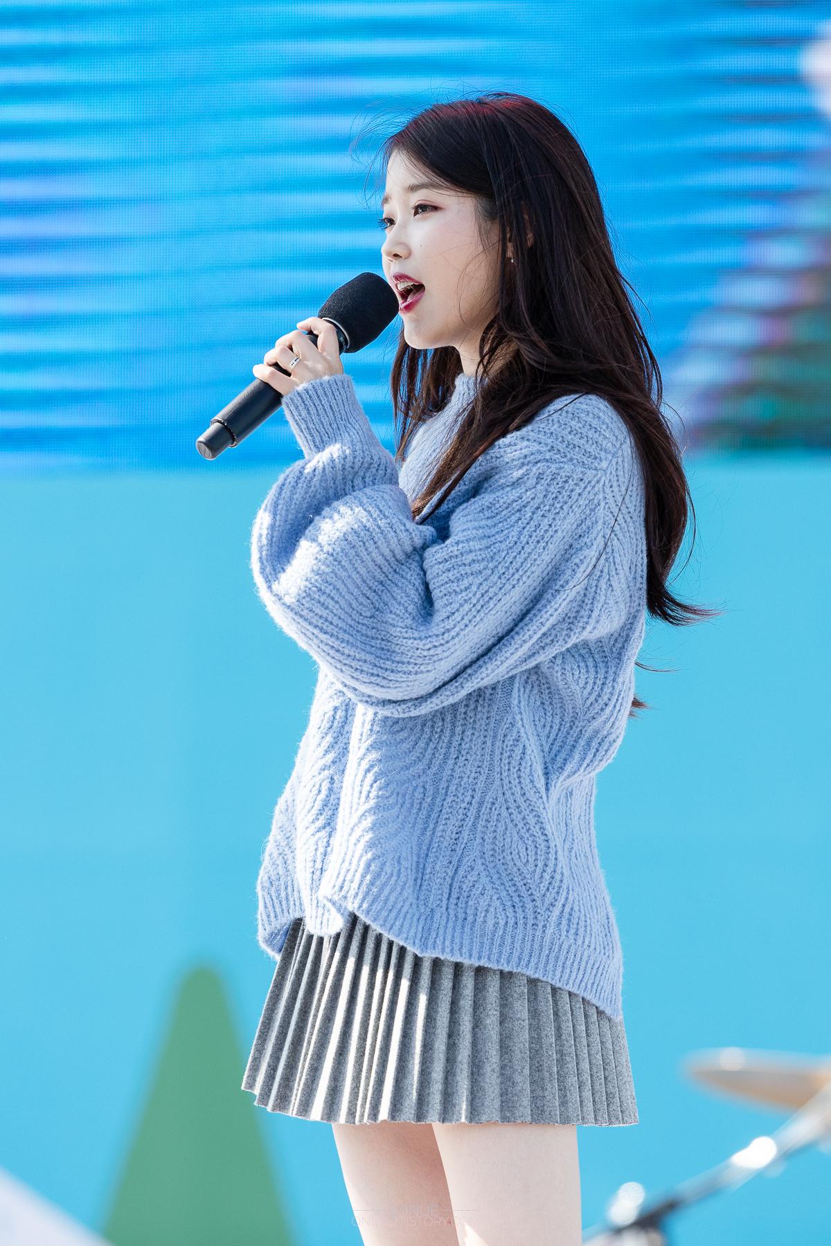 治愈系小仙女iu姐姐蓝色毛衣,灰色百褶半裙好看