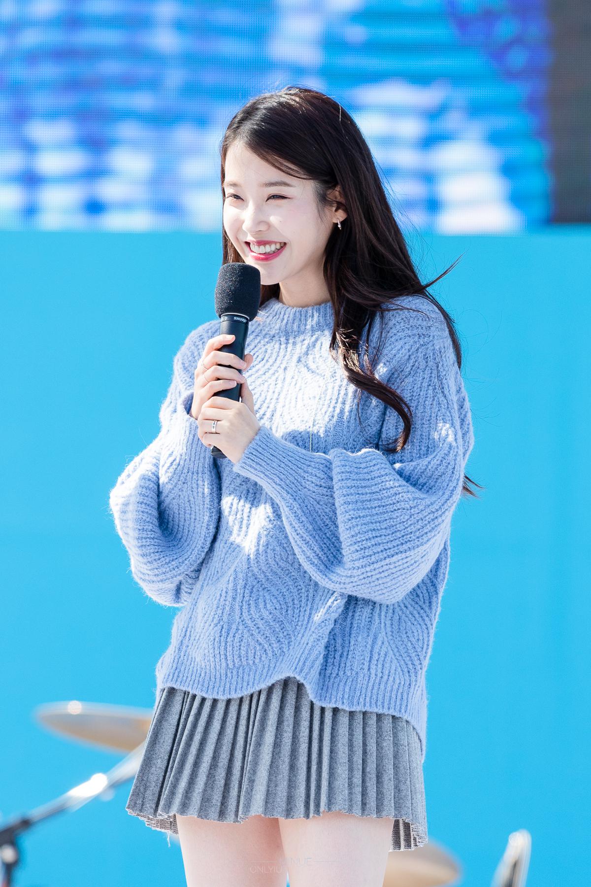 治愈系小仙女iu姐姐蓝色毛衣,灰色百褶半裙好看