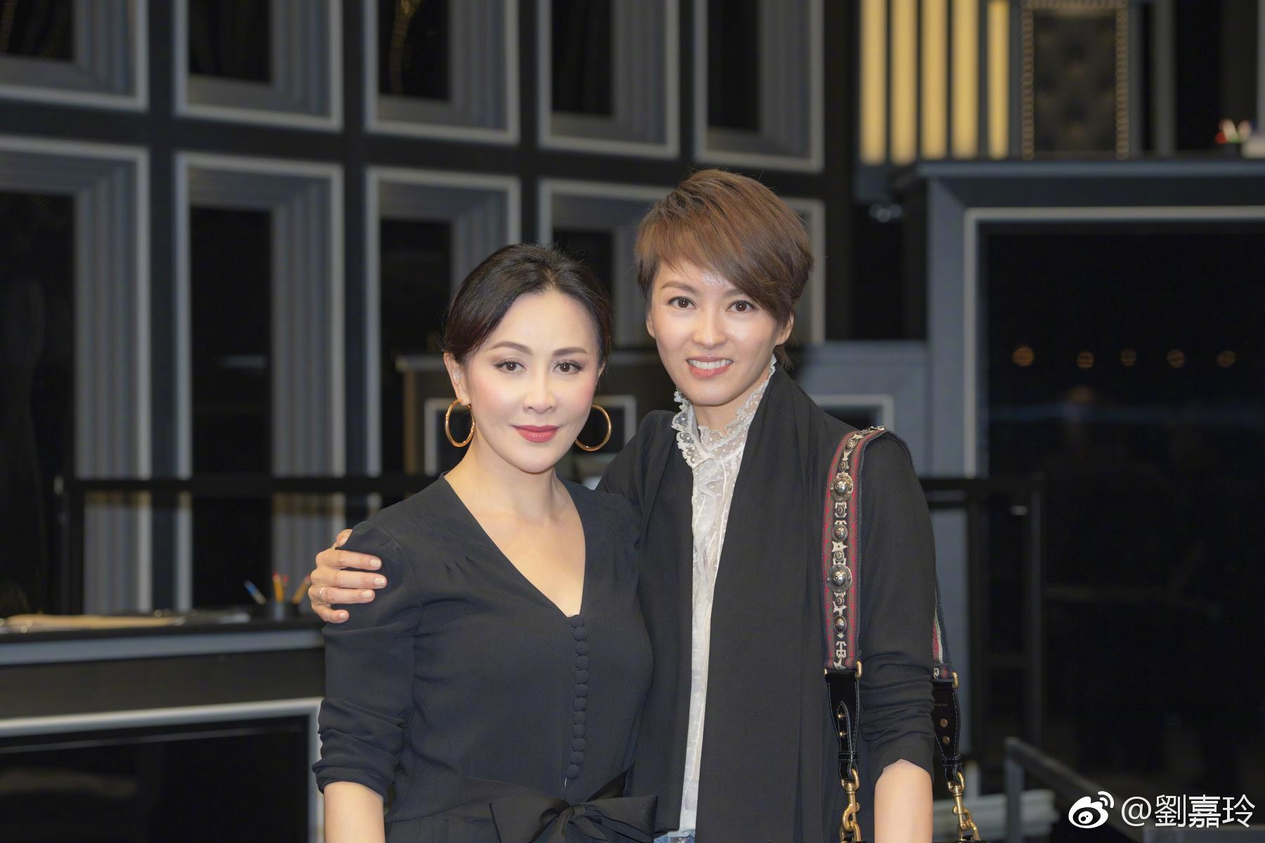 刘嘉玲舞台剧《夺命证人》开演,众明星到场支持,如小型颁奖典礼