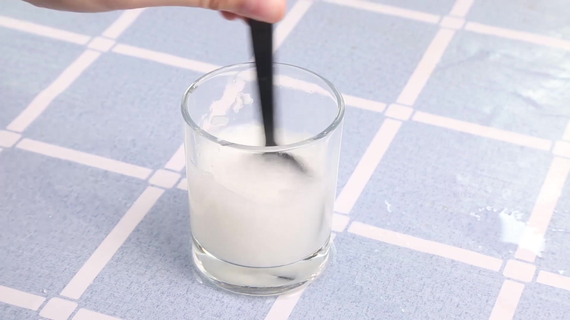 擦玻璃还用洗衣粉水,白醋加上它自制玻璃清洁剂,简单实用还省钱