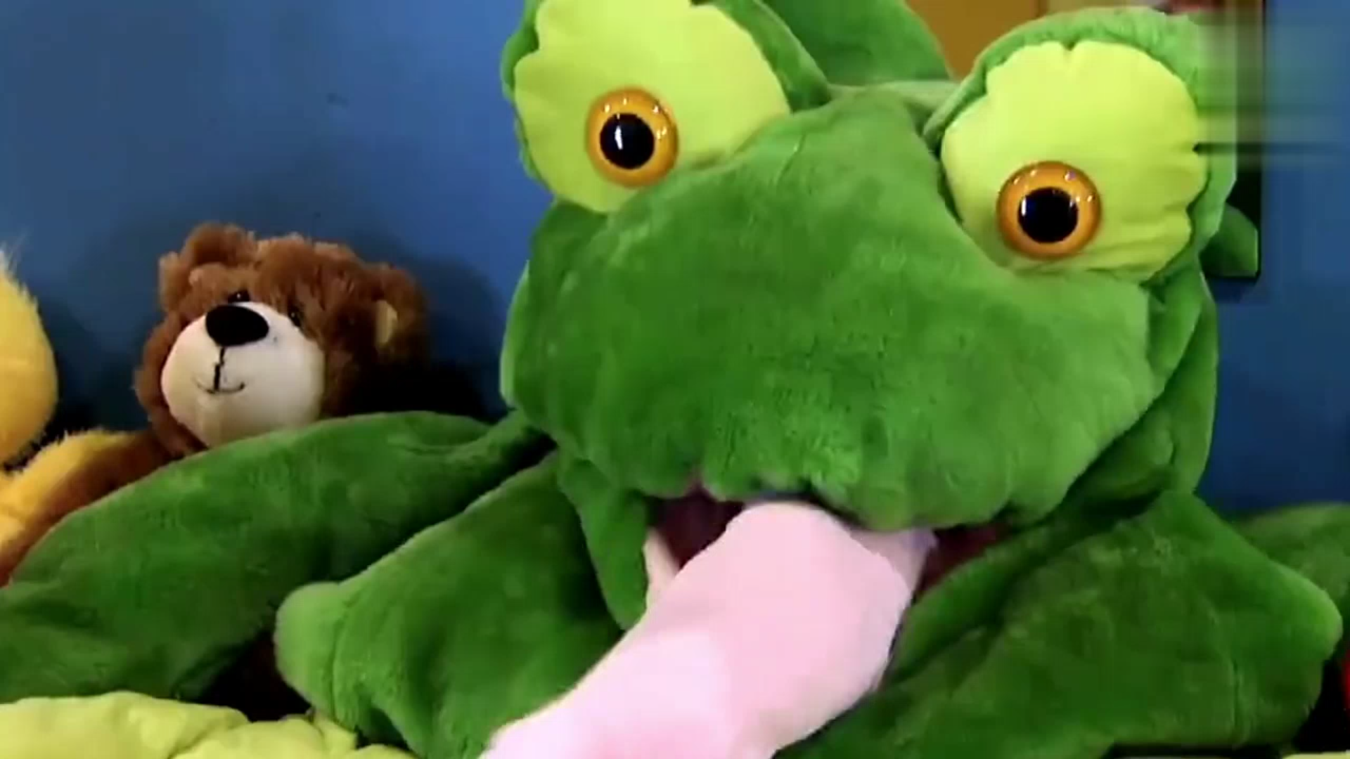 爆笑恶搞整人!小孩子的冰淇淋被假蛇吃了,大妈看的一脸懵逼!