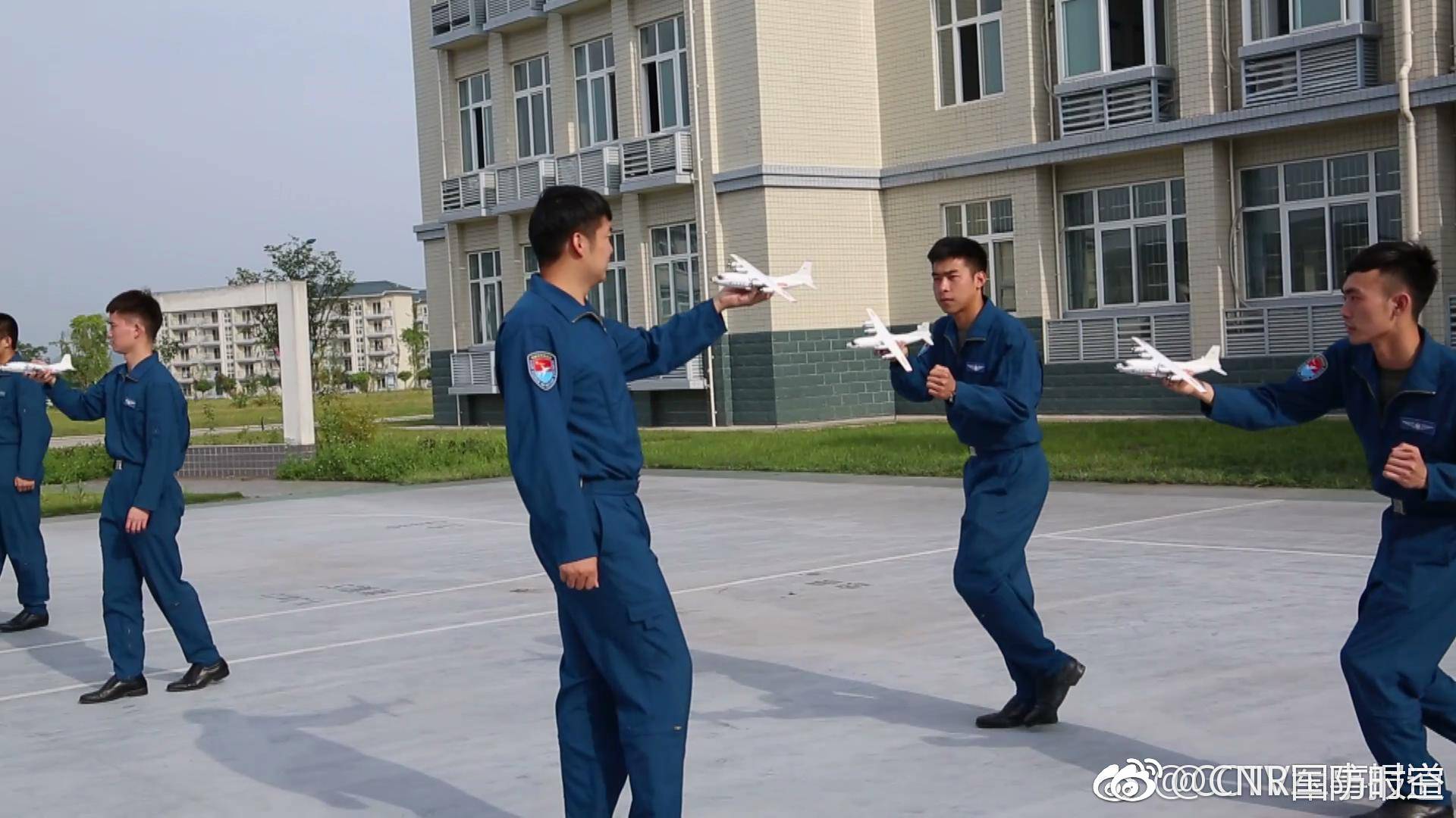 空軍西安飛行學院培養的首批運-8期班學員順利畢業,這標誌著空軍飛行