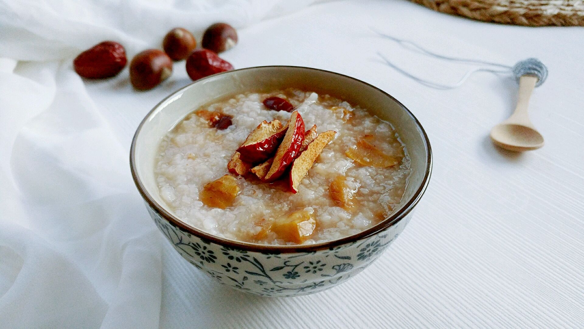 肝的表象基本上表现在外边,比如精神状态和情绪,冬季养生宜多食热粥