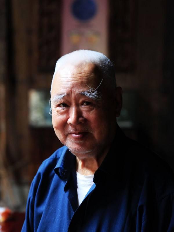 原来眉毛中出现长眉预示钱财无忧,健康长寿,尤