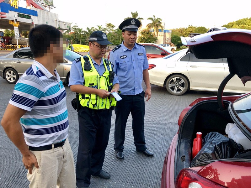 广西高速交警九大队与合浦县公安局刑侦大队开展联合整治行动