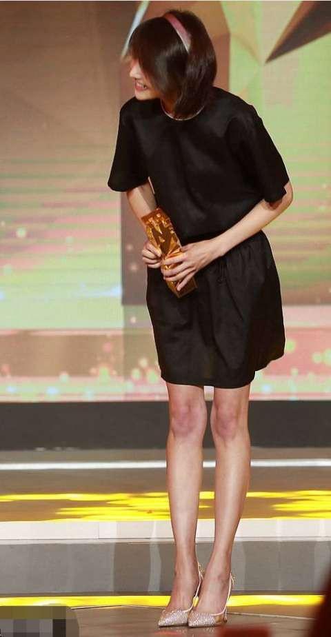 穿上裙子的郑爽美成这样,这个动作被网友直呼"太真实"