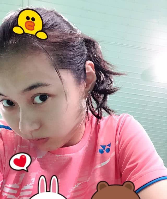 中国羽坛世界冠军王仪涵晒近照,遭遇王适娴调侃:装嫩太过分!